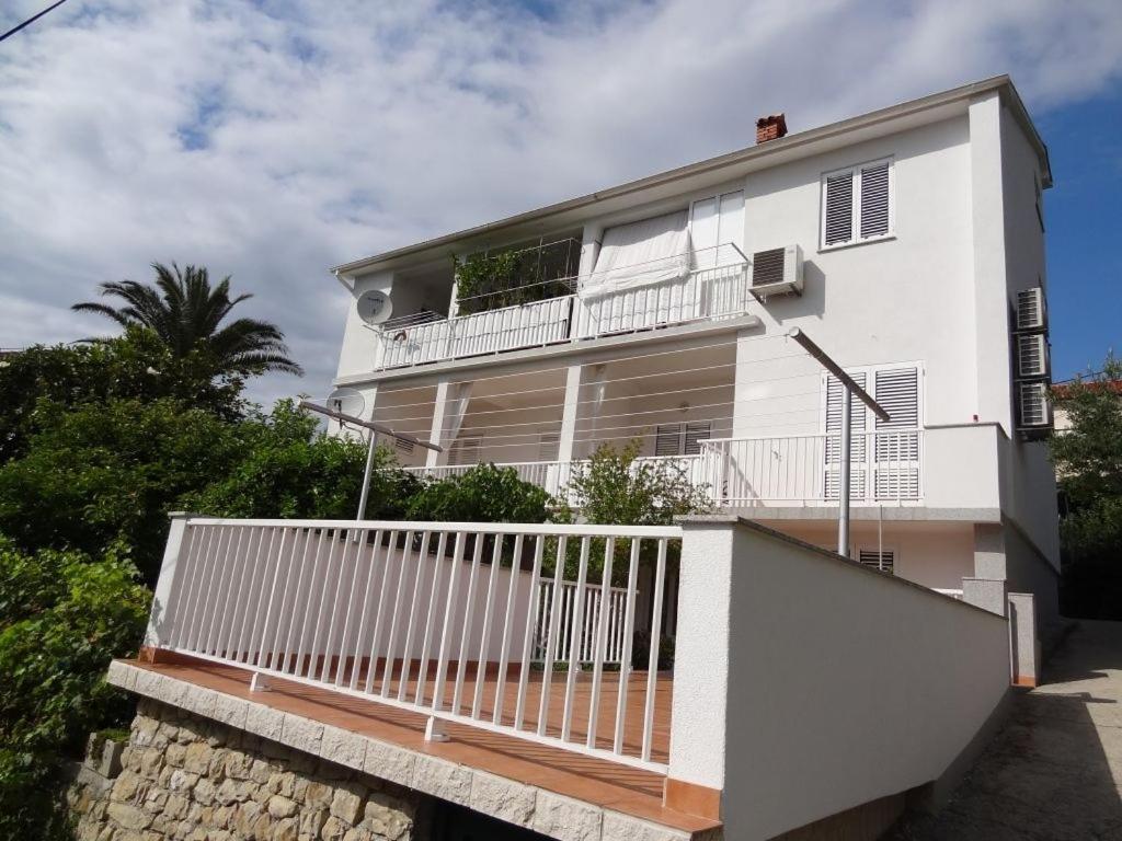 Apartments With A Parking Space Rab - 16359 Banjol Εξωτερικό φωτογραφία